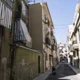 ...con i balconcini spioventi affacciati sulla strade con piante e panni stesi